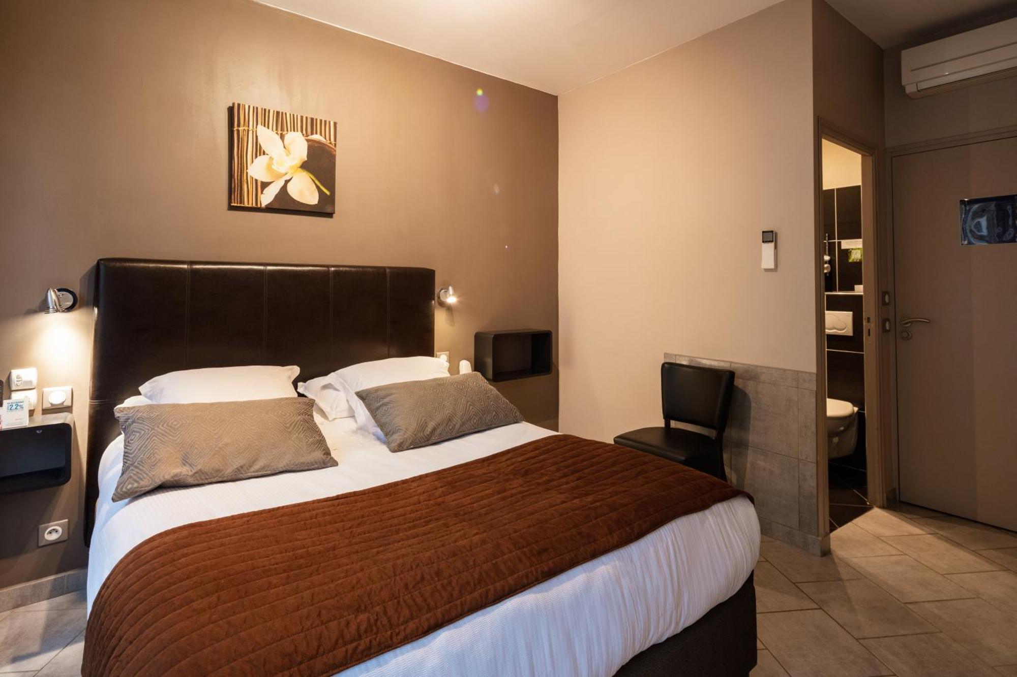 Logis Hotel Restaurant De La Paix Лодев Экстерьер фото