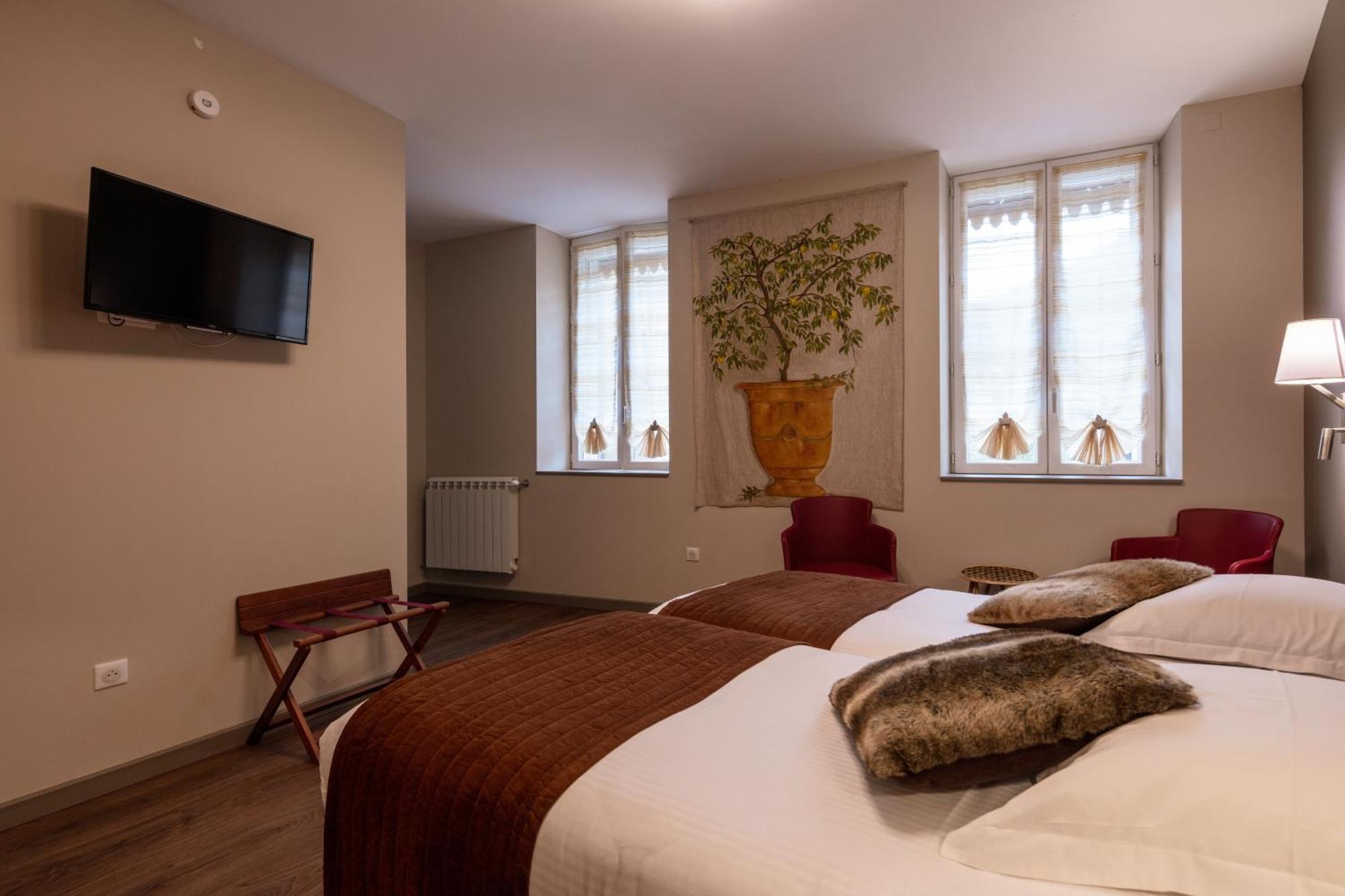 Logis Hotel Restaurant De La Paix Лодев Экстерьер фото