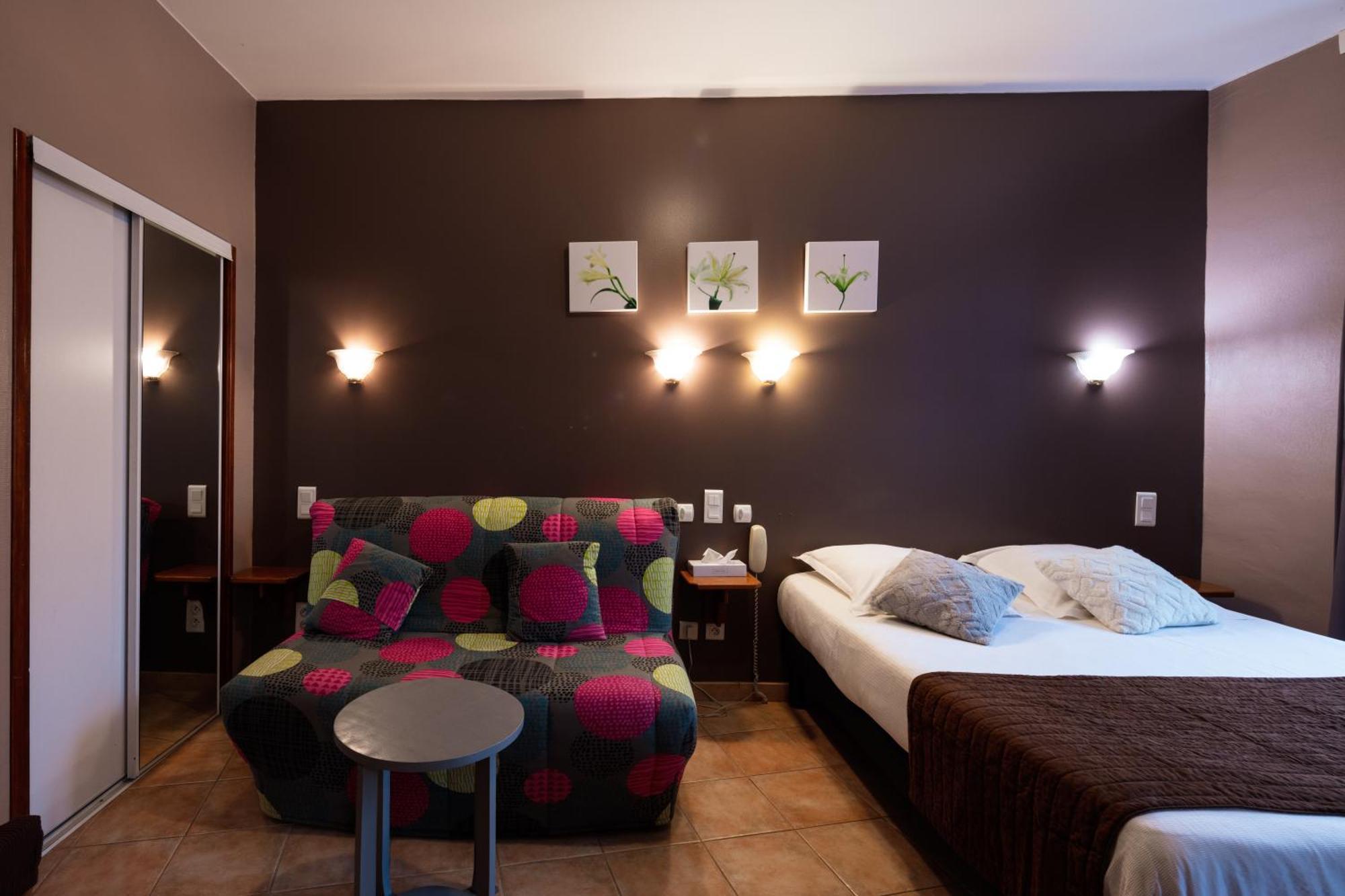 Logis Hotel Restaurant De La Paix Лодев Экстерьер фото
