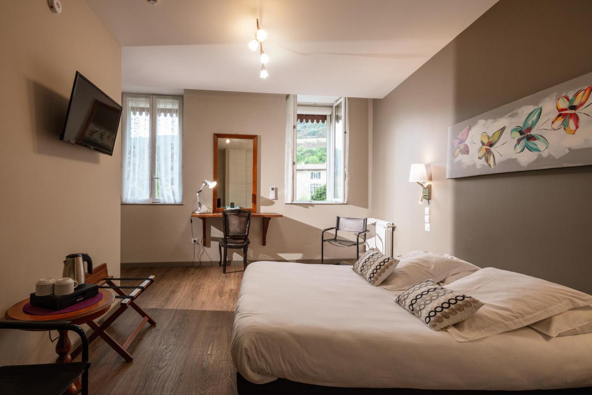 Logis Hotel Restaurant De La Paix Лодев Экстерьер фото