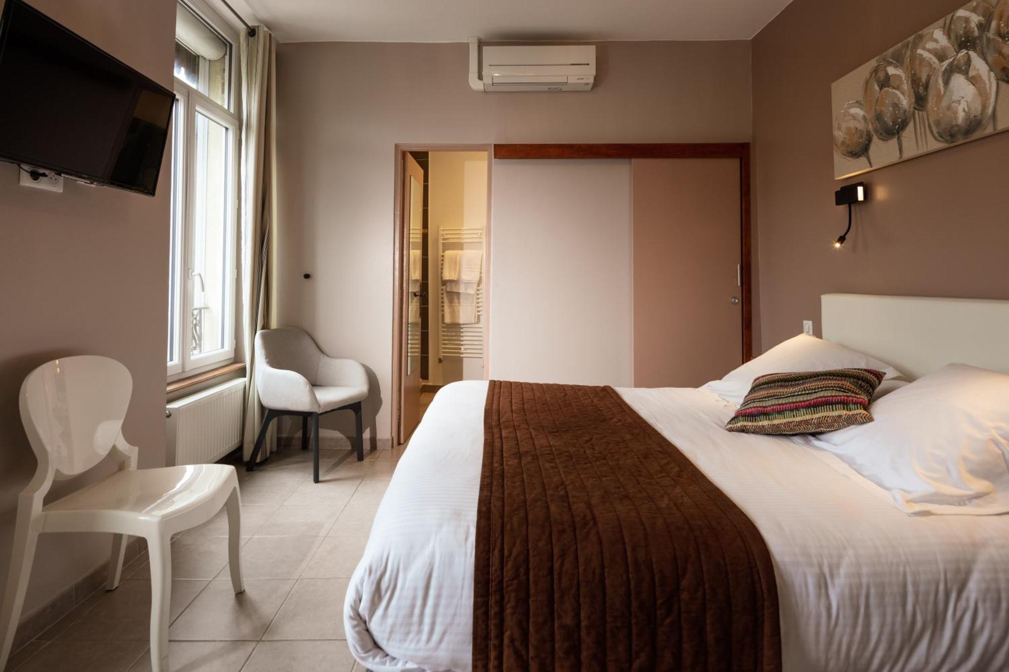 Logis Hotel Restaurant De La Paix Лодев Экстерьер фото
