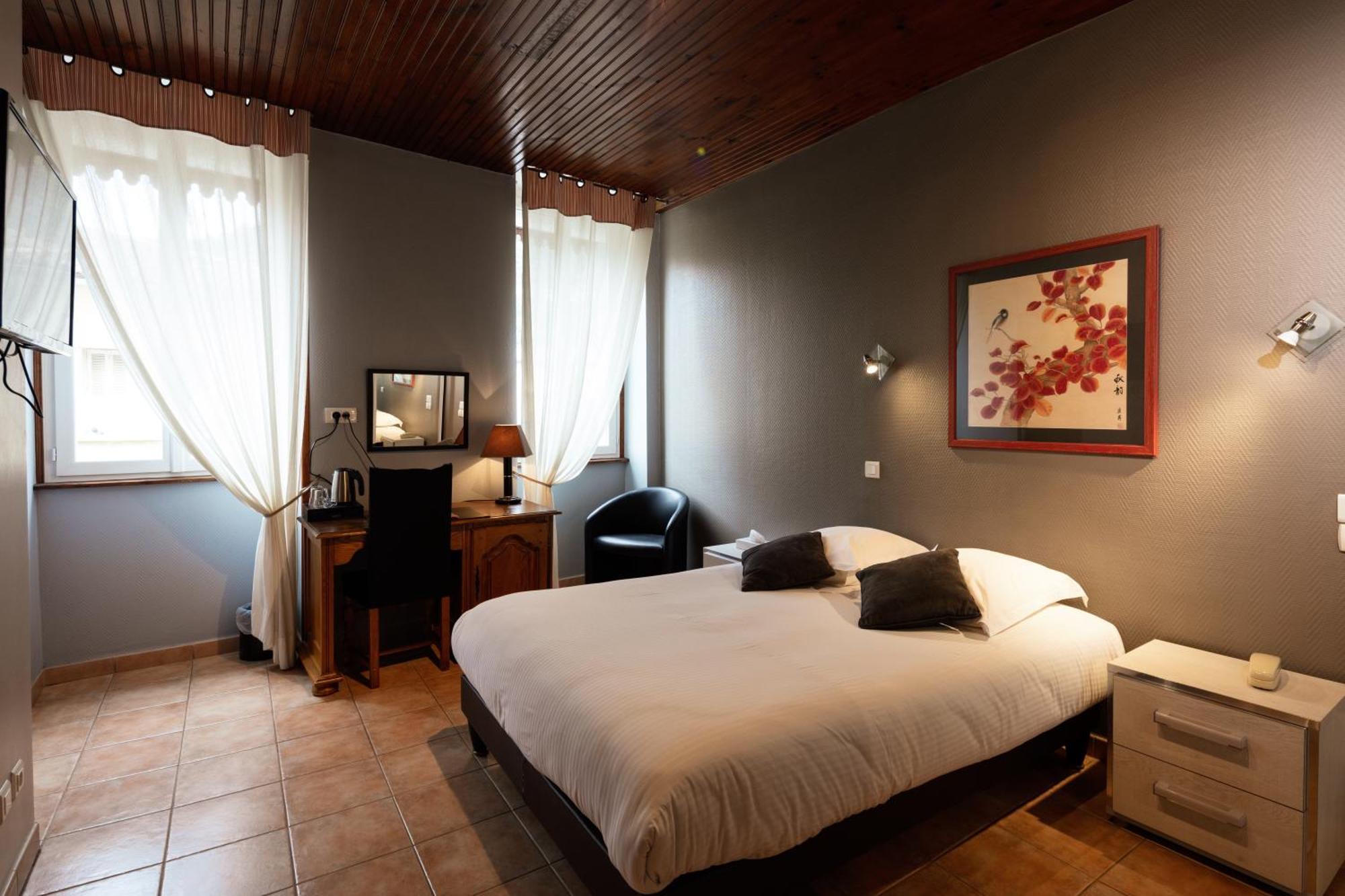 Logis Hotel Restaurant De La Paix Лодев Экстерьер фото