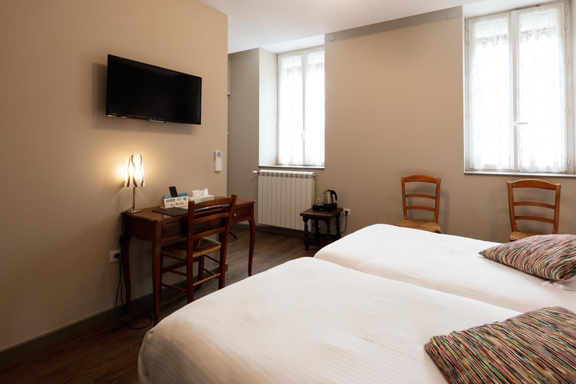 Logis Hotel Restaurant De La Paix Лодев Экстерьер фото