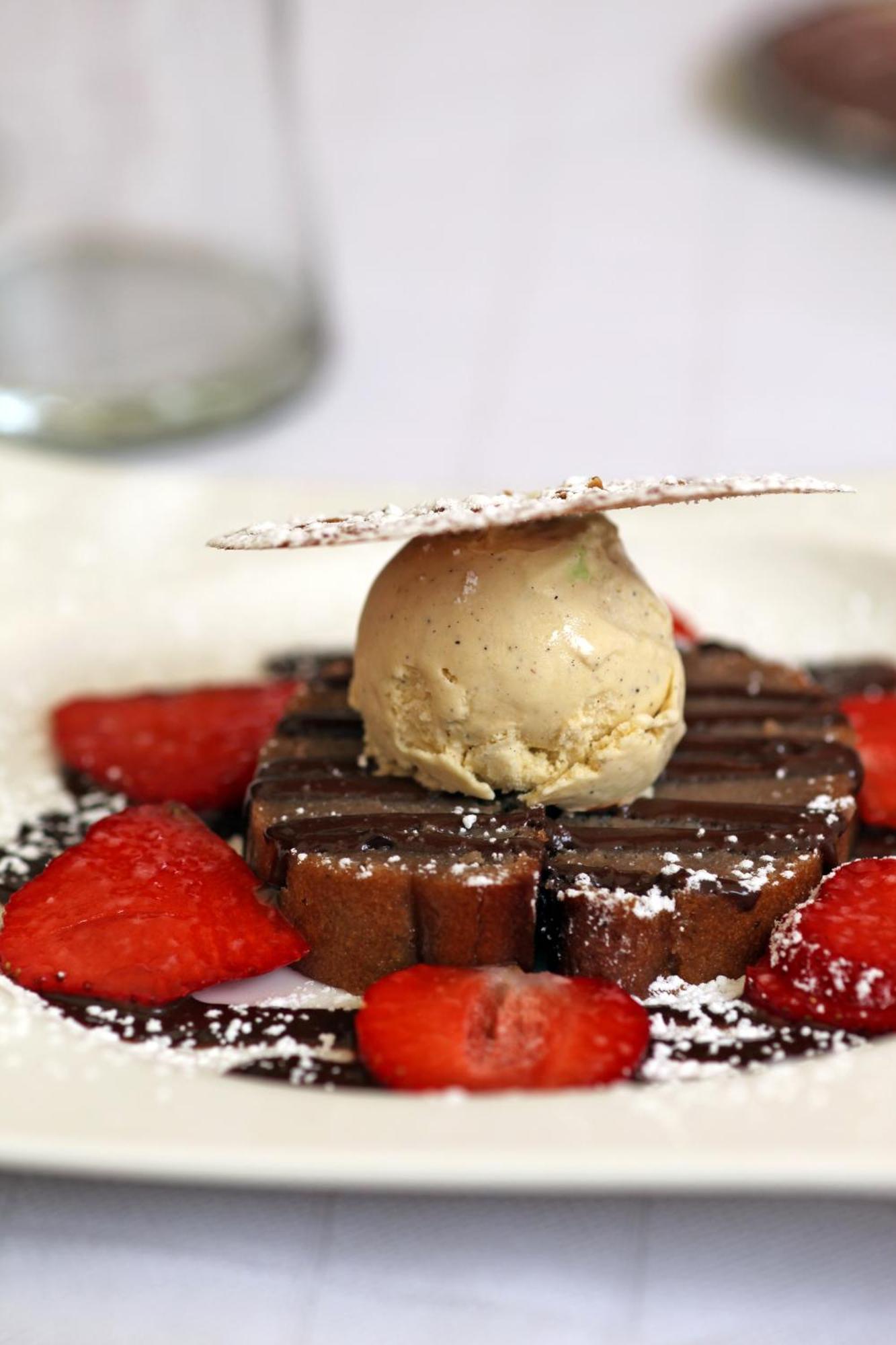 Logis Hotel Restaurant De La Paix Лодев Экстерьер фото