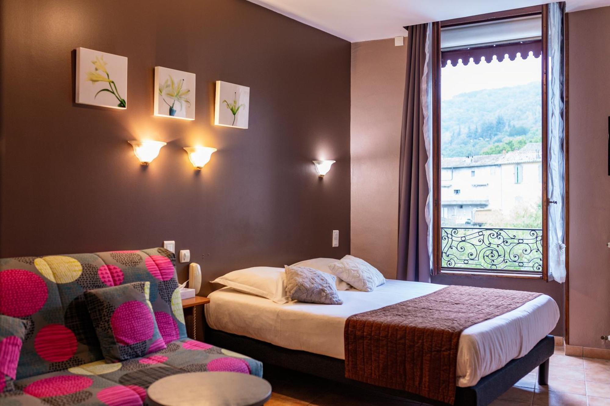 Logis Hotel Restaurant De La Paix Лодев Экстерьер фото