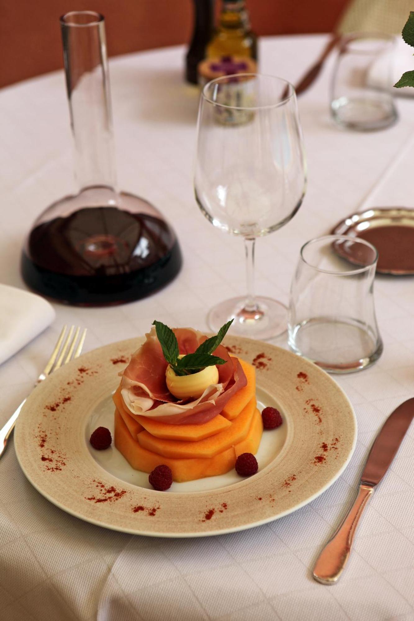 Logis Hotel Restaurant De La Paix Лодев Экстерьер фото
