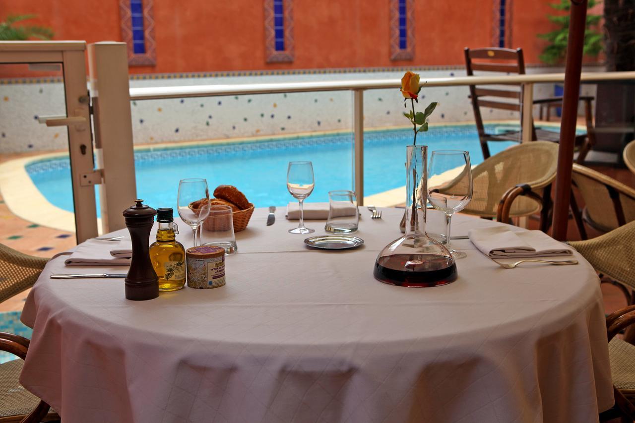 Logis Hotel Restaurant De La Paix Лодев Экстерьер фото