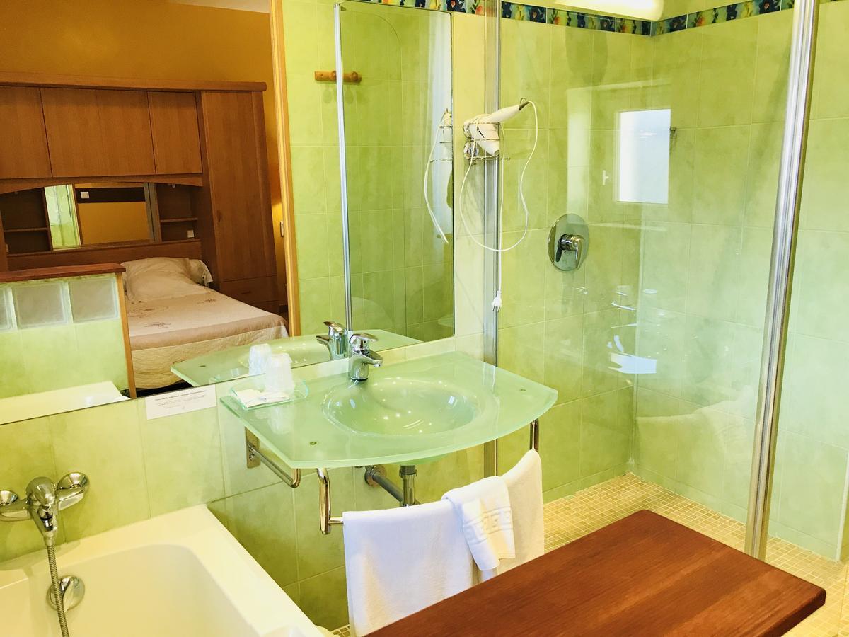 Logis Hotel Restaurant De La Paix Лодев Экстерьер фото