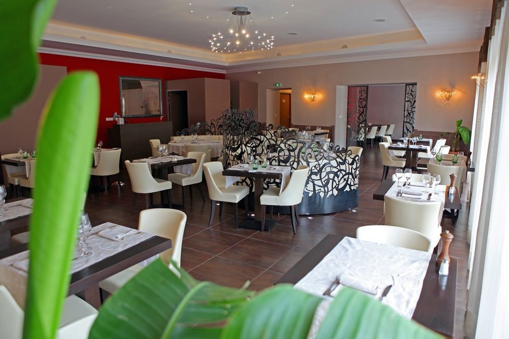 Logis Hotel Restaurant De La Paix Лодев Экстерьер фото