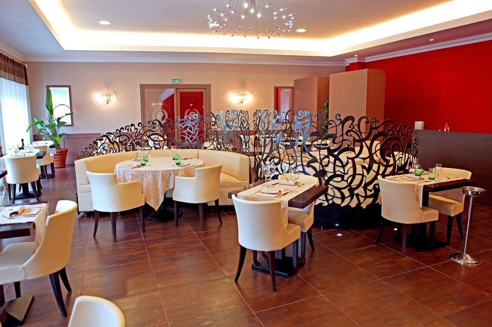Logis Hotel Restaurant De La Paix Лодев Экстерьер фото