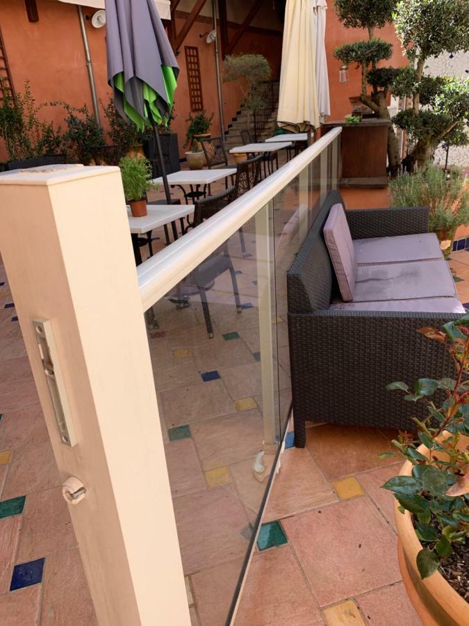 Logis Hotel Restaurant De La Paix Лодев Экстерьер фото